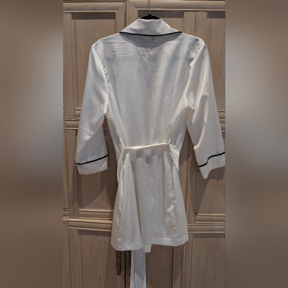Kate Spade "Mrs" Silky White Robe with Black Piping Sz M - Picture 5 of 8